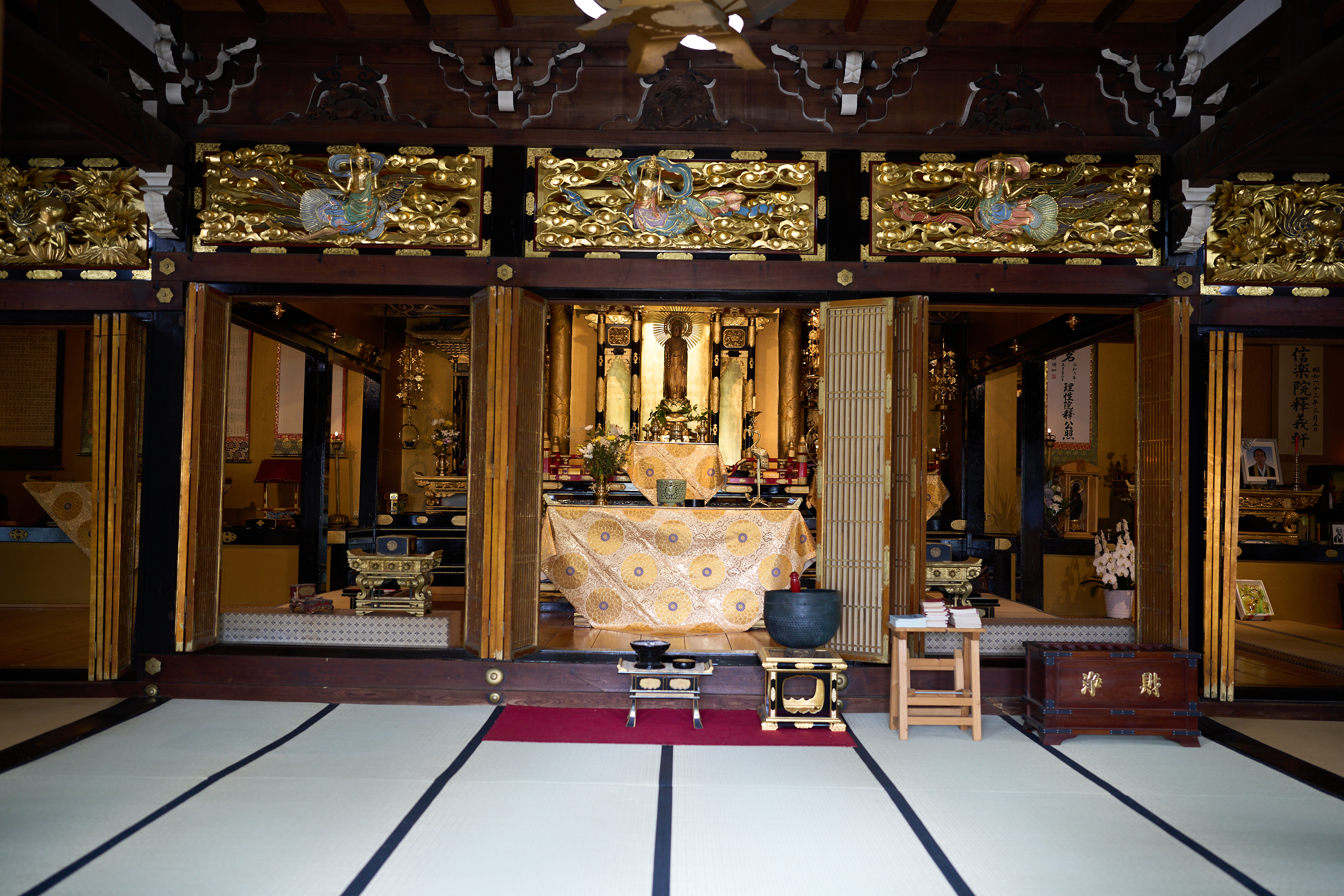 法信寺 本堂内部